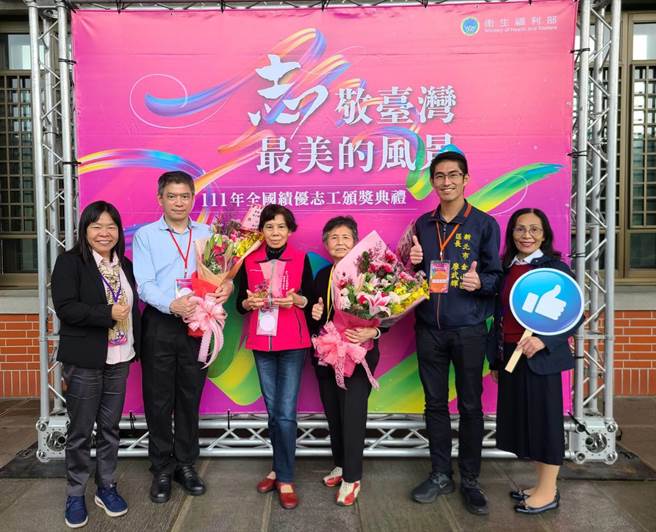 新北市政府社会局副局长吴淑芳及金山区长与获奖志工李王宝琴及顏丽娟合影。（金山区公所提供）