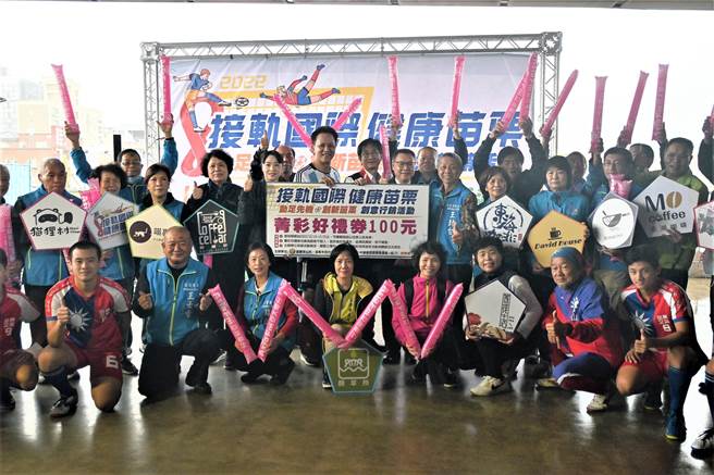 苗栗市公所特别与中华电信苗栗营运处、爱尔达电视合作，预计10、17、18日在苗栗火车站西站广场，举办3场足球转播派对活动。（李京升摄）