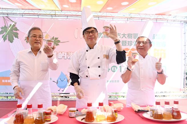 市長陳其邁（中），農業局長張清榮（左）並親自料理營養價值高的涼拌苦瓜。（高雄市新聞局提供）