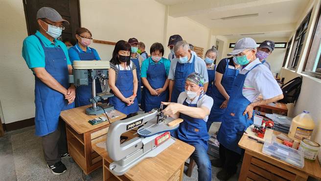 东势林管处内部志工教育训练，电动工具的相关操作。（东势林管处提供）