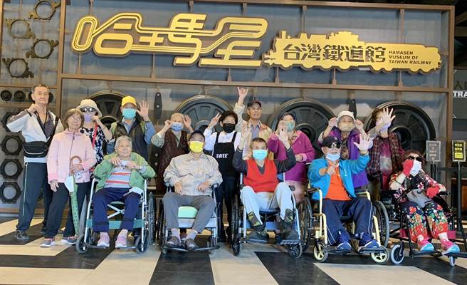 苓雅乐活日照中心5日举办「专属远足日」，辅导员带着老小孩们搭乘轻轨，到驳二艺术特区走走踏踏。（活力得医疗照护体系提供／杨舒婷高雄传真）