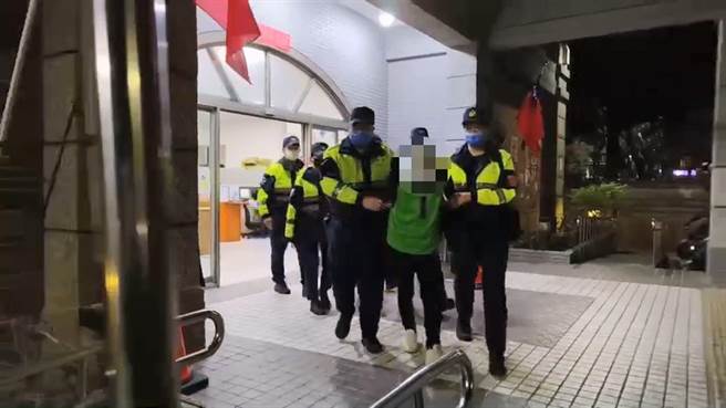 新北市有对年轻夫妻被控设局诈骗22岁李姓男子高达150万元，李男惊觉被骗后愤而报復，5日凌晨将夫妻二人骗出后伙同4人将他们痛殴一顿，随后遭赶到的警察逮捕。(黄敬文翻摄)