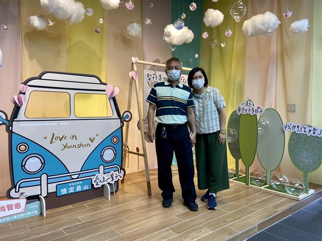 宜兰县员山乡户政事务所新办公厅舍，精心布置浪漫、梦幻的拍照专区，让新人搭乘「幸福宜兰号」、「情定员山站」拍照，领取祝福证书及幸福宝典。（吴佩蓉摄）