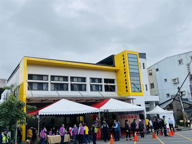 新办公厅舍于今（5日）启用，外观亮丽的鲜黄色彩为地方注入新活力。（吴佩蓉摄）