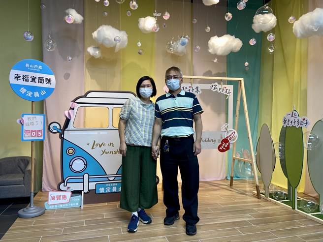 宜兰县员山乡户政事务所新办公厅舍，精心布置浪漫、梦幻的拍照专区，让新人搭乘「幸福宜兰号」、「情定员山站」拍照，领取祝福证书及幸福宝典。（吴佩蓉摄）
