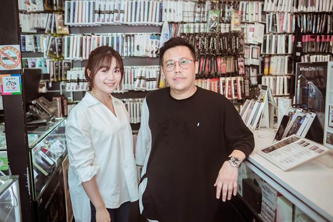 楊小黎（左）跟導演姜寧認識一段時間，但這次才是首次合作。（禾力文創提供）