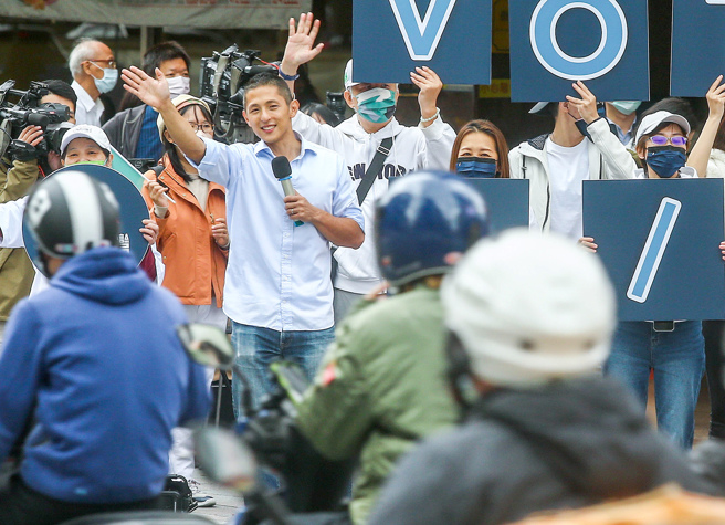 台北市第3选区（中山、北松山）立委补选将在明年1月8日举行，民进党立委参选人吴怡农5日一早赴松江商圈，向来往的市民问好。受访时针对国民党认为补选期程仅有60天是政治操作，回应表示自己也希望有更多的时间来选举，因为时间有限，认为国民党炒作这个议题很可惜。（粘耿豪摄）