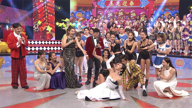 胡瓜祭出10万奖金，让陈美凤挑战火辣舞蹈。（民视提供）