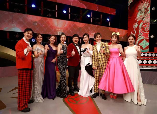 《民视第一发发发》由郭忠佑（左起）、吴怡霈、赖慧如、白家绮、胡瓜、陈美凤、阿翔、篮篮、张家伟主持。（民视提供）