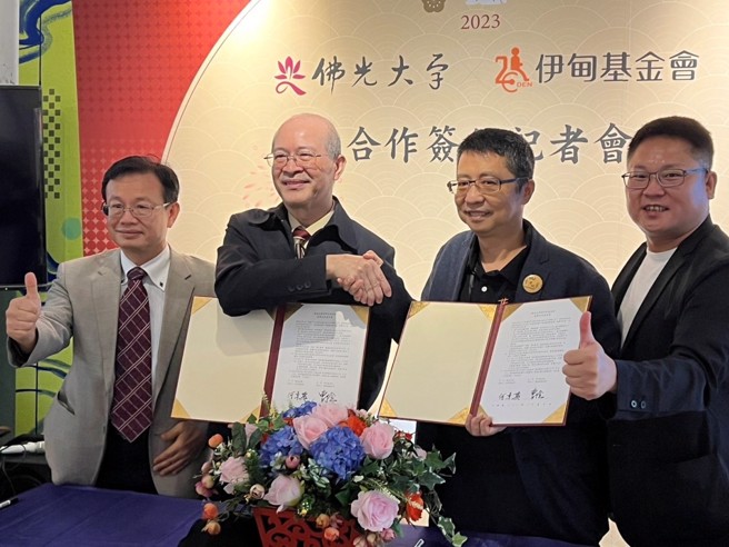佛光大学何卓飞校长(右3)与伊甸基金会曹俭执行长(右2)12月5日上午，双方签署产学合作意向书。(摄影/王雅芬)