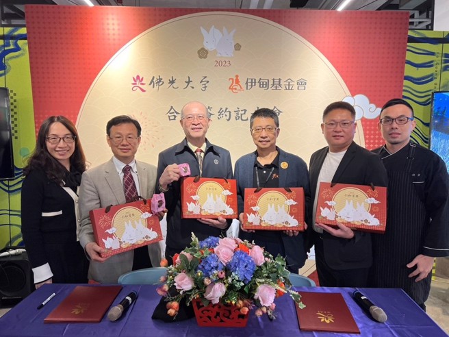 佛光大学携手伊甸基金会推兔年欢喜联名礼盒(右起吴仕文老师、陈智宏处长、伊甸基金会副执行长曹俭、佛光大学校长何卓飞、佛光大学傅昭铭副校长、高宜淓老师)。(摄影/王雅芬)