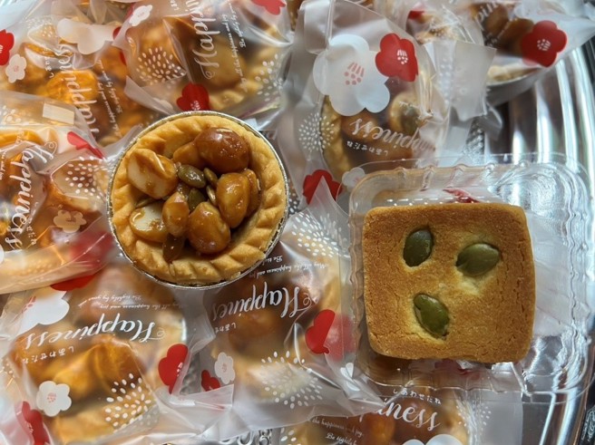 联名商品由健康与创意蔬食产业学系吴仕文老师带着学生研发蔓越莓夏威夷坚果塔、金枣酥。(摄影/王雅芬)