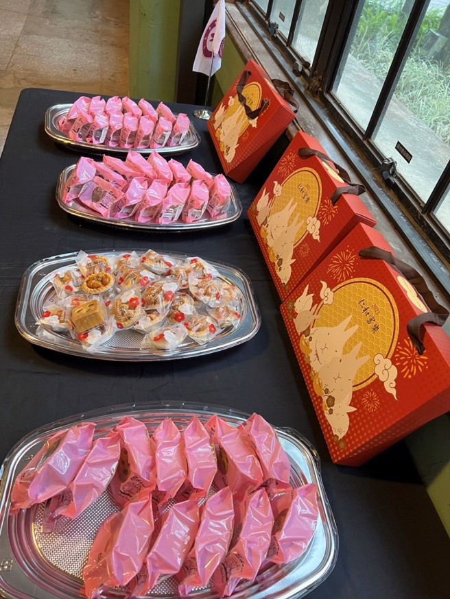 佛光大学携手伊甸基金会推兔年欢喜联名礼盒，记者会现场开放品嚐。(摄影/王雅芬)