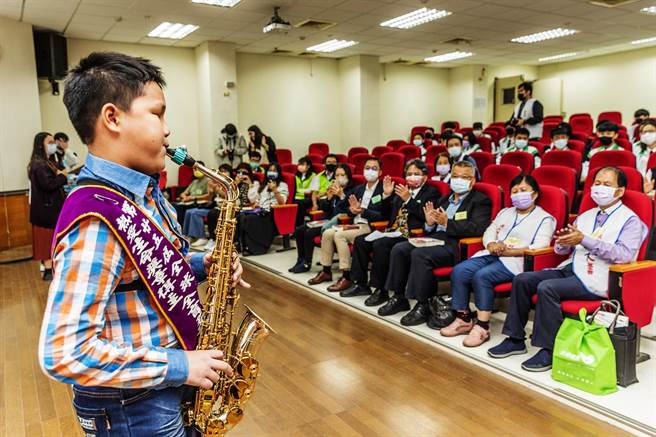 获全球热爱生命奖章的全盲多艺勇士周轩玮，演奏萨克斯风，希望有一天能用音乐，温暖及疗癒大家的心。（罗浚滨摄）