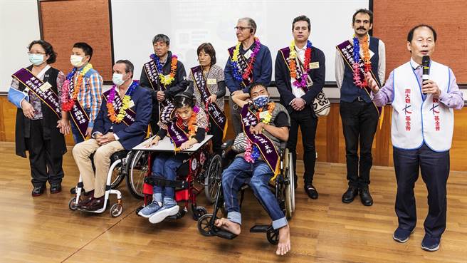 周大观基金会创办人周进华（右）介绍获得全球热爱生命奖章的9位得主，希望把爱从竹北高中传播出去。（罗浚滨摄）