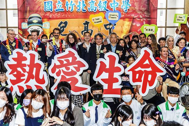 9位全球热爱生命奖章得主送爱新竹，分享生命故事，与竹北高中师生合影。（罗浚滨摄）