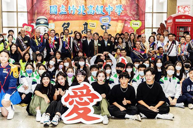 9位全球热爱生命奖章得主送爱新竹，分享生命故事，与竹北高中师生合影。（罗浚滨摄）