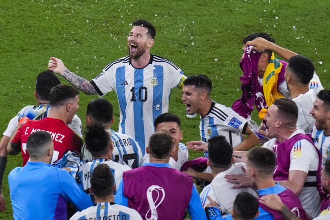 阿根廷前锋梅西(左)与队友庆祝晋级8强。（美联社）