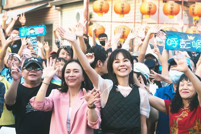 彭佳慧（右2）回老家演出，妹妹（左）与姑姑到场支持。（索尼音乐提供）