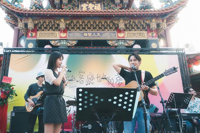 彭佳慧（左）与罗文裕合唱客语歌曲。（索尼音乐提供）