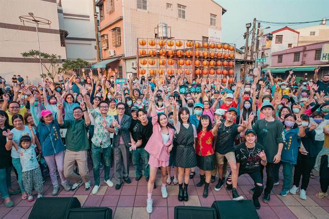 彭佳慧回老家演出，亲友村民到齐力挺。（索尼音乐提供）