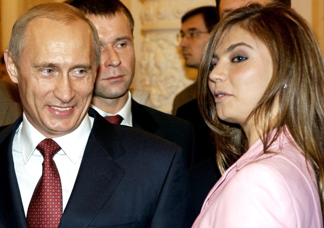 据传是普丁情妇的前俄罗斯奥运金牌体操运动员卡巴耶娃（Alina Kabaeva，上图右）3日罕见公开现身，不过容貌与过去有明显差异。图为2004年旧照。（资料照／美联社）