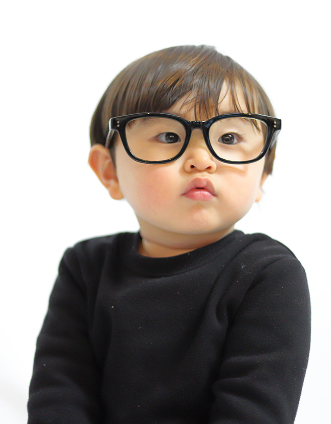 根据国健署106年度「儿童青少年视力监测调查」，本土近视低龄发生率高，幼儿园小班盛行率已达6.9%。（图/ 婴儿与母亲提供）