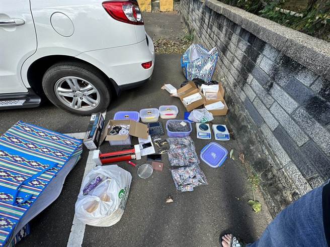 新竹市警察局第二分局查获行动制毒工厂，起毒品咖啡包装袋、封膜机、磅秤、原料卡西酮等物。（新竹市警察局第二分局提供／陈育贤新竹传真）