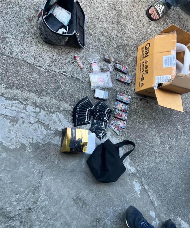 新竹市警察局第二分局查获行动制毒工厂，起毒品咖啡包装袋、封膜机、磅秤、原料卡西酮等物。（新竹市警察局第二分局提供／陈育贤新竹传真）