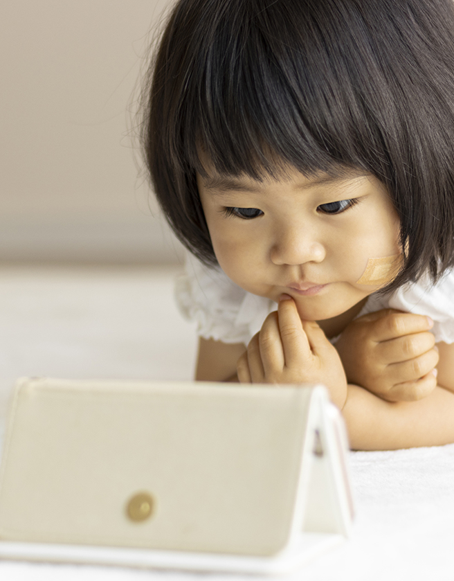 研究也证实阳光会刺激视网膜中的多巴胺分泌，有助于抑制眼轴拉长，预防近视。（图/ 婴儿与母亲提供）