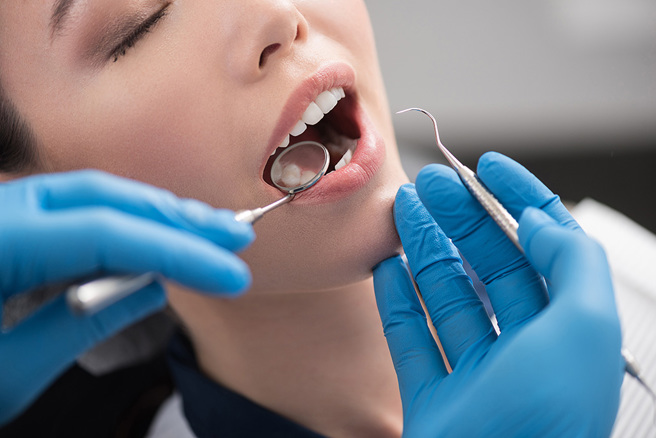 牙醫師表示，當出現口乾舌燥、刷牙流血、傷口遲遲無法癒合等徵兆，很可能是糖尿病在作怪。（示意圖／達志影像）