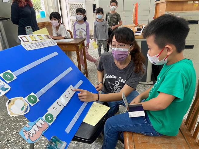 水源国小口腔保健议题融入教学，1年级部分是注音符号闯关活动。（陈育贤摄）
