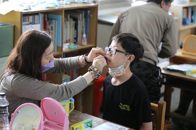 水源国小口腔保健亲子共学课程。（陈育贤摄）
