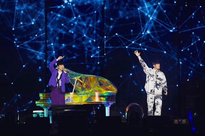 周董（右）昨现身台上力挺好友JJ开唱。（JFJ Productions提供）