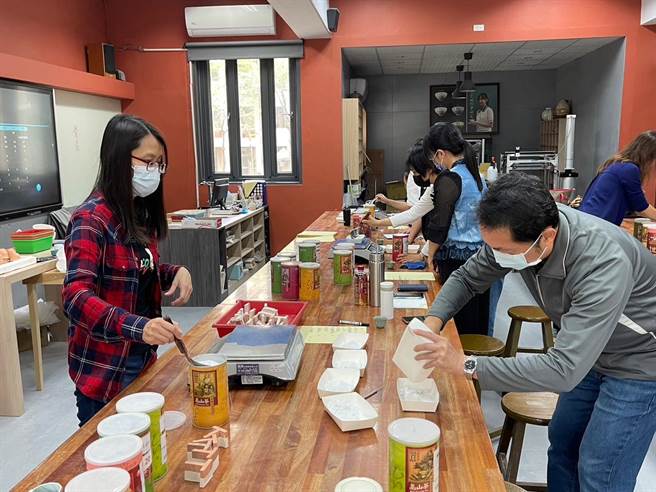 教育局举办当艺术遇见科学，「汝窑青瓷的科学还原控制与烧成」及「釉药的科学调配与烧成」课程。(台中市政府提供)