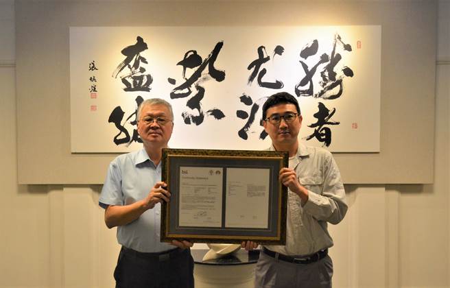 联钢开发取得BSI循环经济最高成熟度等级证书，联钢开发上官世和董事长(左)与张家豪总经理。（柯宗纬翻摄）