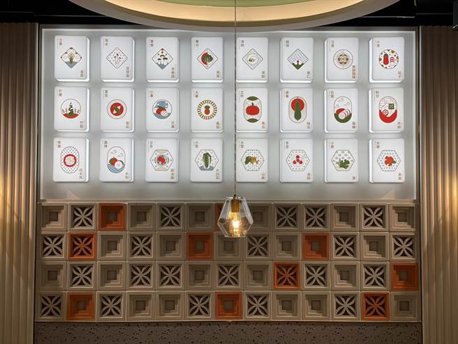 「真珠」竹北店墙面装设24节气灯箱墙，还有闽南语谚语和插画，充满復古乐趣。(飨宾餐旅集团提供)