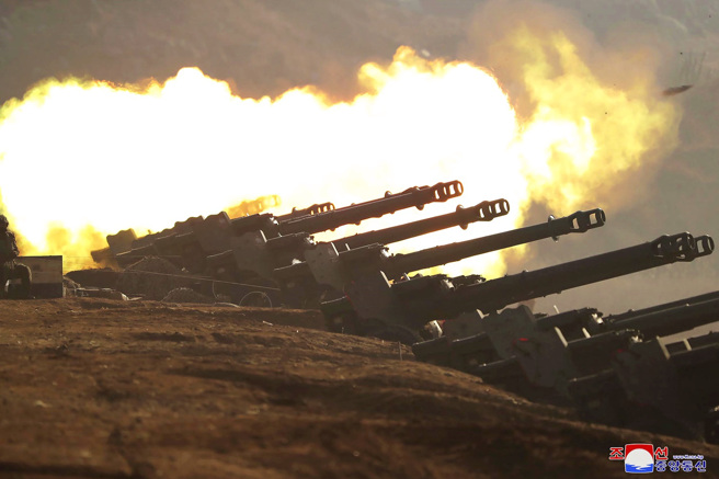 北韩5日在东部及西部海岸发射约130枚炮弹，南韩军方已多次警告，并且痛批北韩违反919军事协议。（资料照／美联社、朝中社）