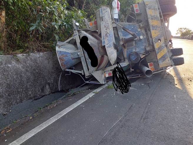 台南市消防局今天下午3点4分获报，南化区北平里区道路191线1.8公里处有车辆翻覆。（读者提供／张毓翎台南传真）