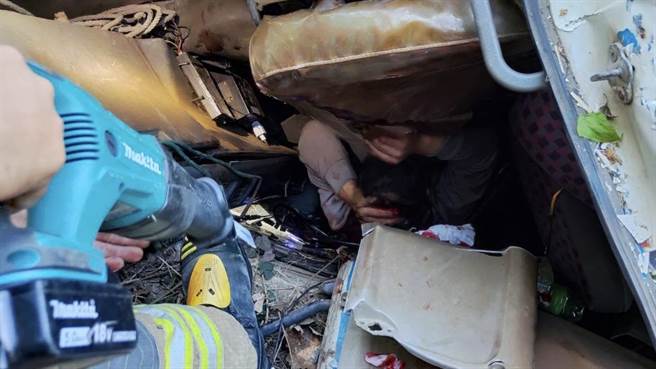 消防人员使用军刀鉅、油压破坏器材组，及时将人救出。（读者提供／张毓翎台南传真）