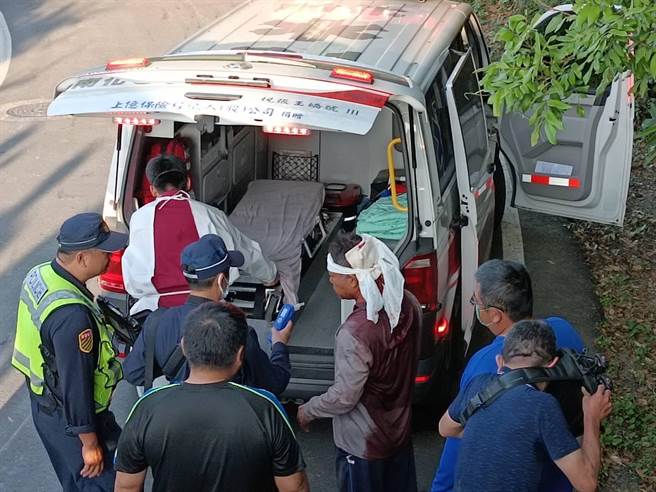 幸好伤者意识清楚，还能自己走上救护车。（读者提供／张毓翎台南传真）