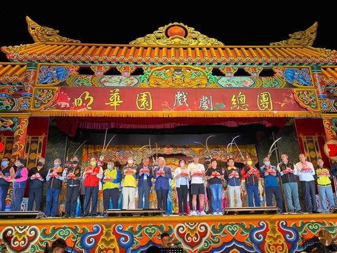 顶新集团重金礼聘明华园戏剧总团压轴演出平安戏，就连人在台湾的三铁好手「伊登」也慕名而来，过节团圆气氛浓烈。(顶新提供／吴建辉彰化传真)