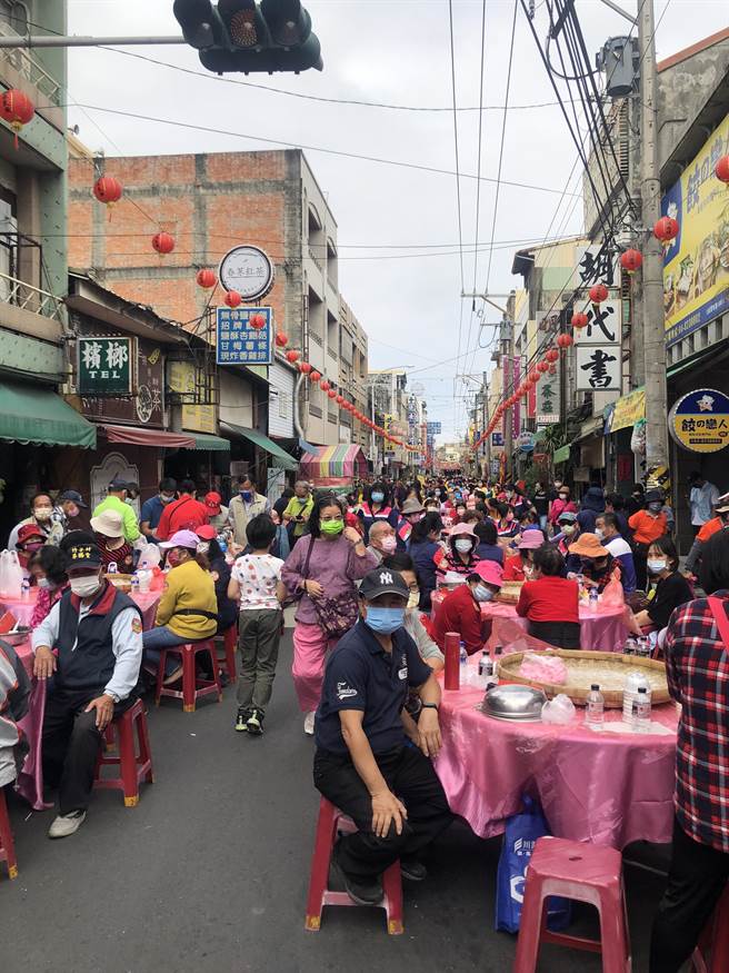 睽违两年重新举办千人平安宴和搓平安圆活动，吸引不少永靖人回乡。(顶新提供／吴建辉彰化传真)