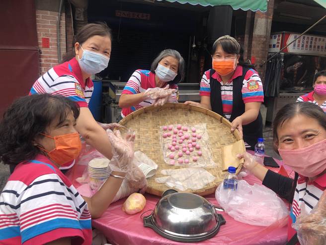 顶新和德文教基金会有感于传统文化的流失，从2019年起即号召在地社区力量举办「永靖谢平安」活动，共席开140桌，搓了750斤的汤圆，将过去荣景重新復刻在永靖街上。(顶新提供／吴建辉彰化传真)