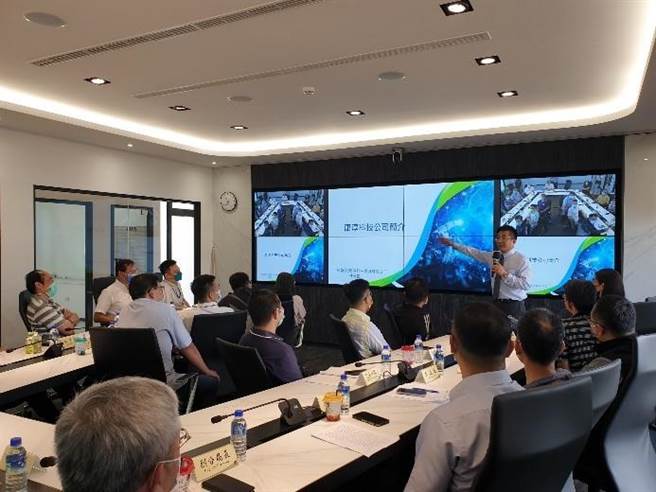 台中市政府警察局第四分局特将例行性周报开会地点移置辖内康淳科技股份有限公司，令在场警界主管津津乐道。（台中市警四分局提供／张妍溱台中传真）