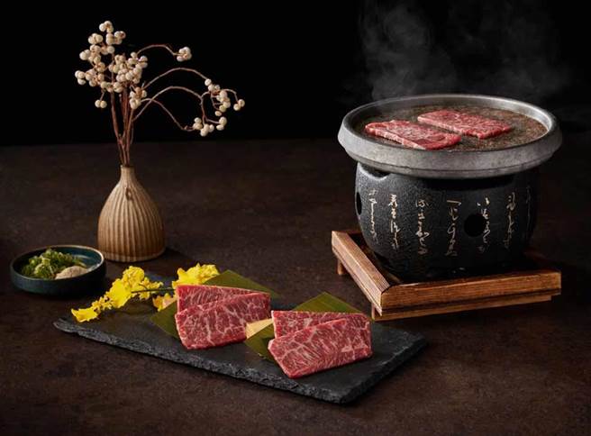 「艺奇日本料理」南纺店开幕期间，姓名与品牌任一字同音，消费指定套餐即可获赠樱花和牛1份。(王品集团提供)