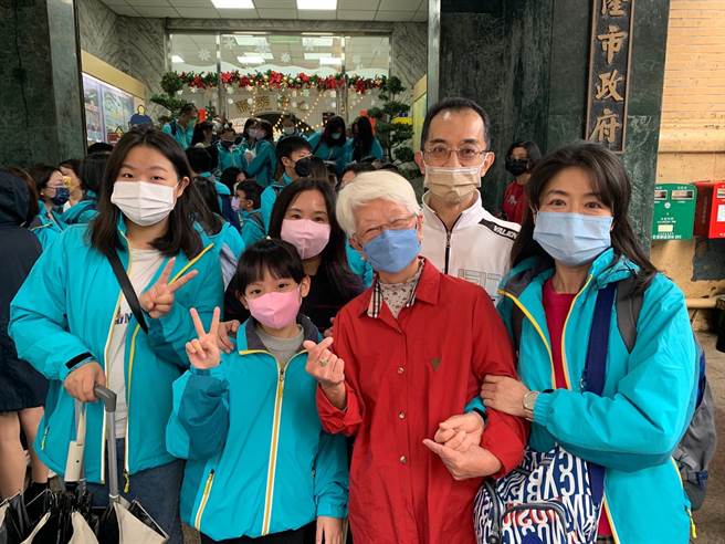 基隆市建德国小学生陈姷亘（左二）参加今年全国语文竞赛，赢得闽南语朗读特优佳绩。（基隆市政府提供／张志康基隆传真）