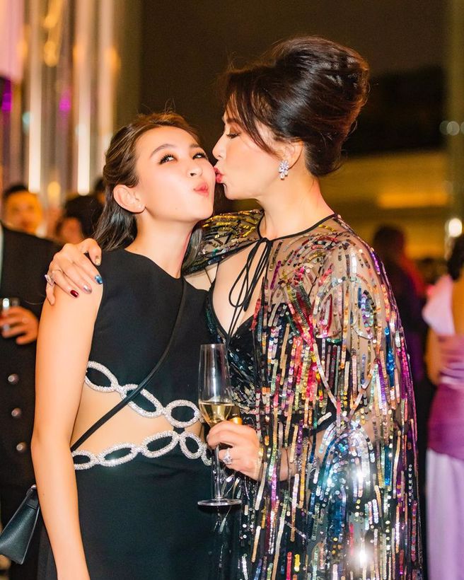 劉嘉玲曬出跟上山西鈉女兒Hilary的合照，外貌完全不輸給年輕人。(圖/劉嘉玲 IG)