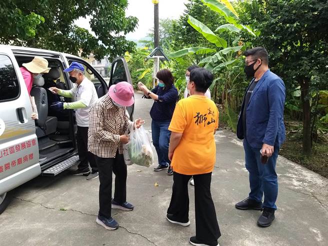 高雄全国首创「幸福共享高雄GO」服务，提供预约制的接送服务，吸引许多长者、学童搭乘。（高雄市交通局提供／崔正纲高雄传真）