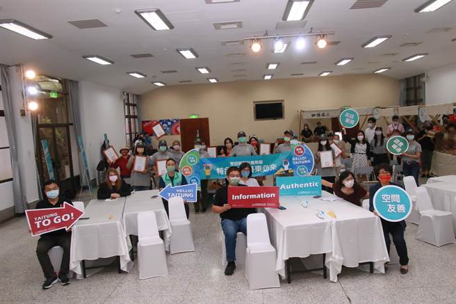 台东县政府办理英语培训课程，提升在地人才服务国外旅客的英语软实力。（台东县政府提供）